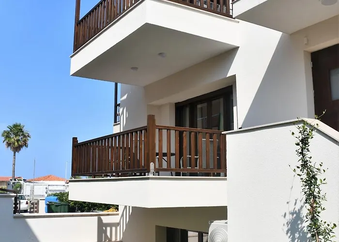 La Luxury 3* לריסוס